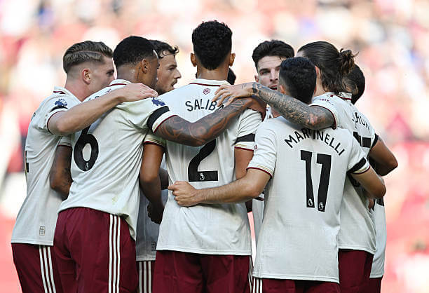 Manchester United vs Arsenal Review: Arsenal players celebrate during the Premier League match between Manchester United and Arsenal at Old Trafford on August 17, 2025.