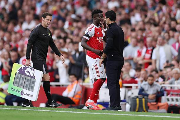 Arsenal vs Leeds Review: Bukayo Saka talks with Mikel Arteta, as he is substituted off due to an injury during the Premier League match between Arsenal and Leeds at the Emirates Stadium on August 23, 2025.