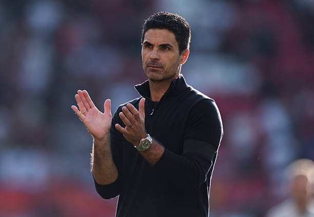 Manchester United vs Arsenal Review: Mikel Arteta applauds fans after the Premier League match between Manchester United and Arsenal at Old Trafford on August 17, 2025.