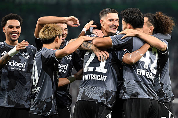 Bundesliga Roundup, Matchday 5: Eintracht Frankfurt players celebrate during the Bundesliga match between Borussia Mönchengladbach and Eintracht Frankfurt at Borussia-Park on September 27, 2025.