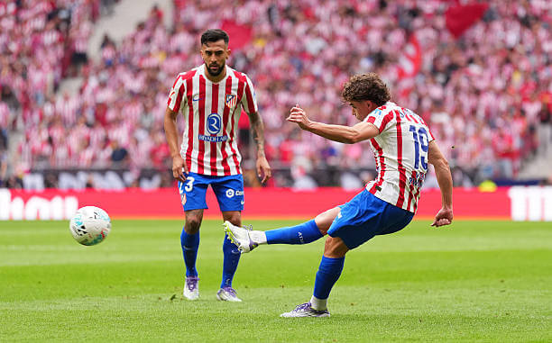 Atlético Madrid vs Real Madrid Review: Julian Alvarez scores a free-kick during the La Liga match between Atletico Madrid and Real Madrid at the Metropolitano on September 27, 2025.