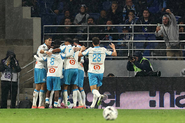 Ligue 1 Roundup, Matchday 6: Marseille players celebrate during the Ligue 1 match between Strasbourg and Marseille at the Stade de la Meinau on September 26, 2025.