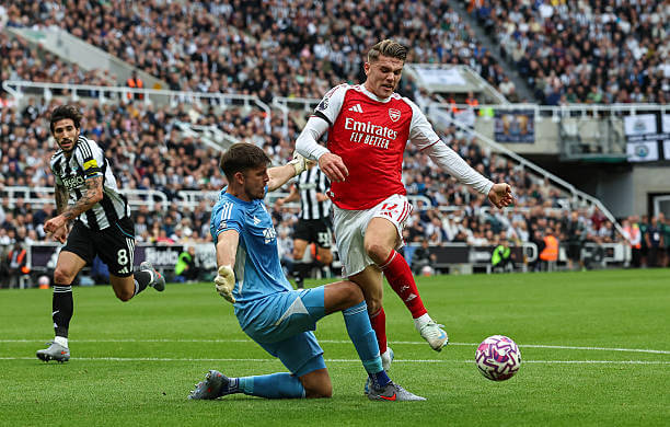 Newcastle vs Arsenal Review: Viktor Gyokeres falls to the ground after a challenge by Nick Pope with a penalty being awarded then overturned by VAR during the Premier League match between Newcastle and Arsenal at St James' Park on September 28, 2025.