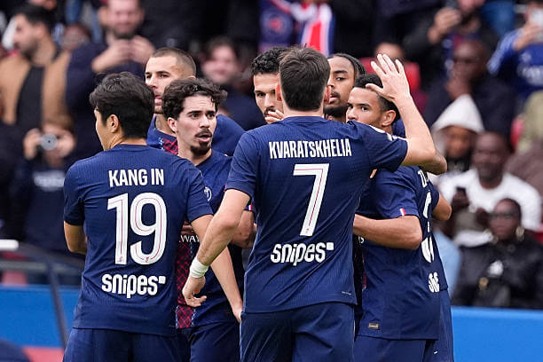 Ligue 1 Roundup, Matchday 4: Bradley Barcola celebrates with his teammates during the Ligue 1 match between PSG and RC Lens at the Parc des Princes on September 14, 2025.