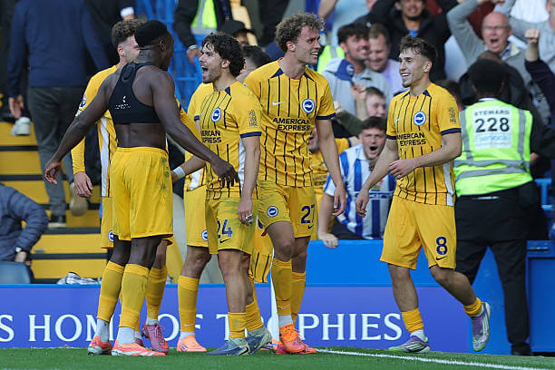 Chelsea vs Brighton Review: Danny Welbeck celebrates his second goal of the game with his teammates during the Premier League match between Chelsea and Brighton at Stamford Bridge on September 27, 2025.