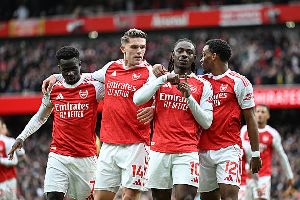 Premier League Roundup, Matchday 9: Eberechi Eze celebrates his goal with his teammates during the Premier League match between Arsenal and Crystal Palace at the Emirates Stadium on October 26, 2025.