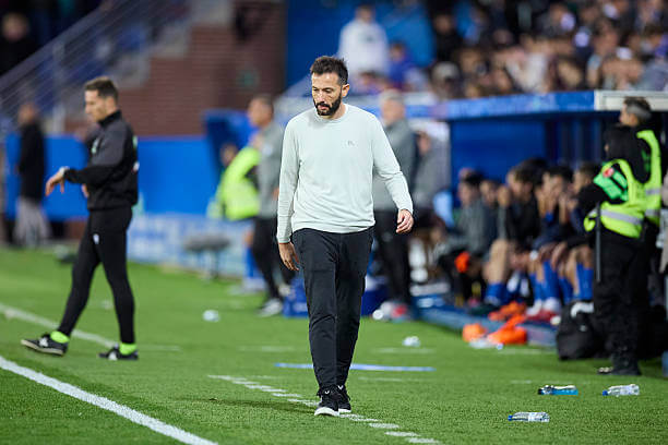 La Liga Roundup, Matchday 9: Carlos Corberan looks on during the La Liga match between Alaves and Valencia at the Mendizorrotza on October 20, 2025.