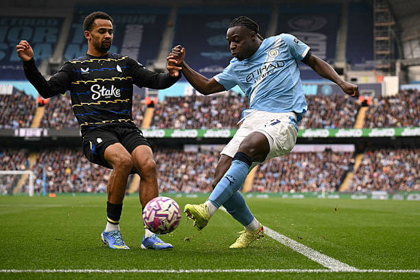 Manchester City vs Everton Review: Jeremy Doku battles with Iliman Ndiaye during the Premier League match between Manchester City and Everton at the Etihad Stadium on October 18, 2025.