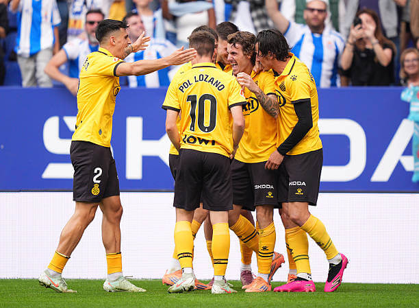 La Liga Roundup, Matchday 10: Carlos Romero celebrates his goal with his teammates during the La Liga match between Espanyol and Elche at RCDE Stadium on October 25, 2025.