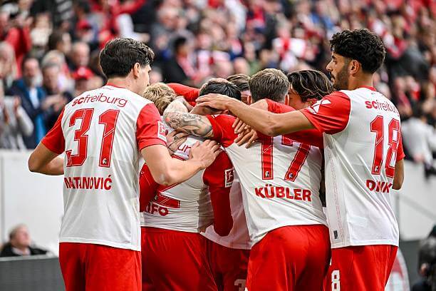 Bundesliga Roundup, Matchday 7: Vincenzo Grifo celebrates his goal with his teammates during the Bundesliga match between Freiburg and Eintracht Frankfurt at Europa-Park Stadion on October 19, 2025.