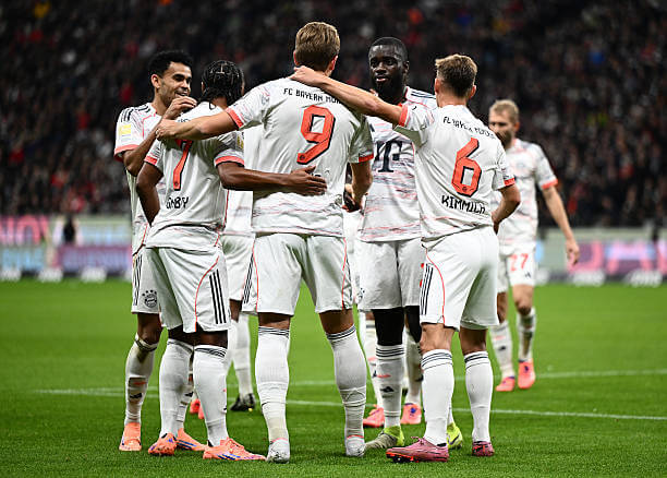 Bundesliga Roundup, Matchday 6: Harry Kane celebrates his goal with his teammates during the Bundesliga match between Frankfurt and Bayern Munich at Deutsche Bank Park on October 04, 2025.