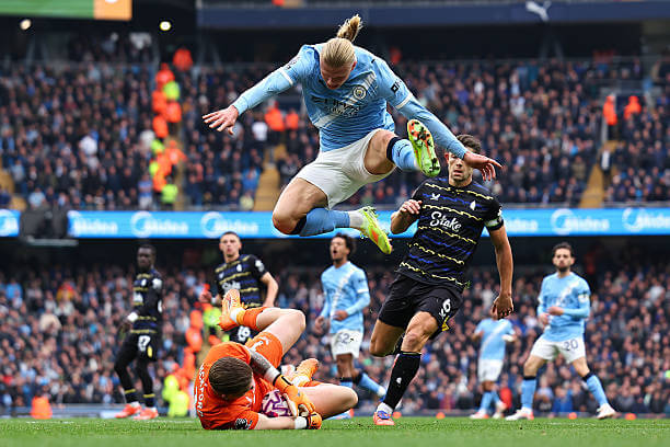 Manchester City vs Everton Review: Jordan Pickford collects the ball whiles under pressure from Erling Haaland during the Premier League match between Manchester City and Everton at the Etihad Stadium on October 18, 2025.