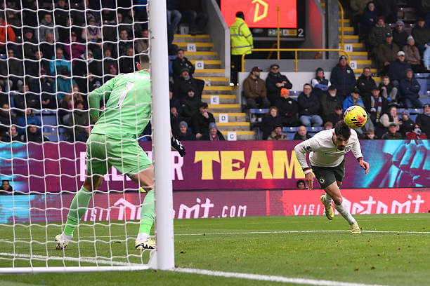 Burnley vs Chelsea Review: Pedro Neto scores during the Premier League match between Burnley and Chelsea at Turf Moor on November 22, 2025.