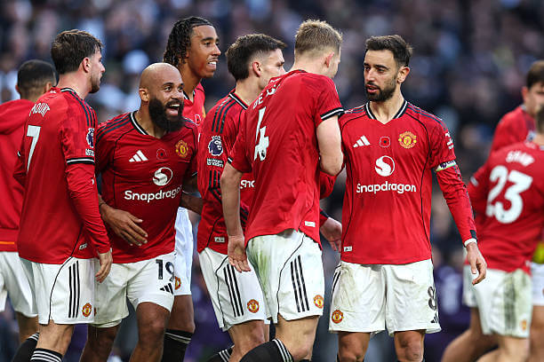 Tottenham vs Manchester United Review: Manchester United players celebrate Matthijs de Ligt's goal during the Premier League match between Tottenham and Manchester United at the Tottenham Hotspur Stadium on November 08, 2025.