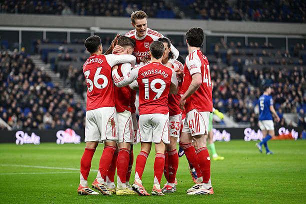 Everton vs Arsenal Review: Arsenal players celebrate during the Premier League match between Everton and Arsenal at the Hill Dickinson Stadium on December 20, 2025.