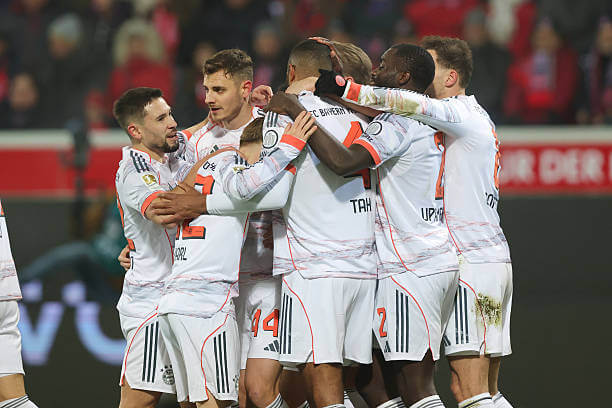 Bundesliga Roundup, Matchday 15: Bayern Munich players celebrate during the Bundesliga match between Heidenheim and Bayern Munich at Voith-Arena on December 21, 2025.