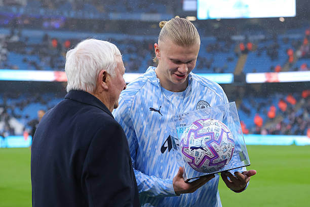 Manchester City vs Sunderland Review: Erling Haaland receives a commemorative ball for scoring 100 Premier League goals from Mike Summerbee during the Premier League match between Manchester City and Sunderland at the Etihad Stadium on December 06, 2025.