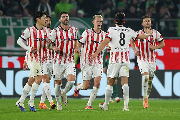 Bundesliga Roundup, Matchday 15: Freiburg players celebrate during the Bundesliga match between Wolfsburg and Freiburg at Volkswagen Arena on December 20, 2025.