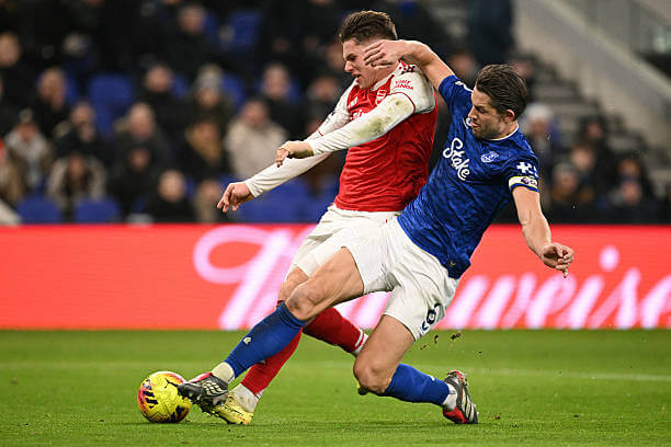 Everton vs Arsenal Review: James Tarkowski blocks Viktor Gyokeres' shot during the Premier League match between Everton and Arsenal at the Hill Dickinson Stadium on December 20, 2025.