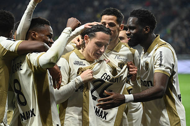 Ligue 1 Roundup, Matchday 14: Florian Thauvin celebrates his gaol with his teammates as he holds Jonathan Gradit's jersey during the Ligue 1 match between Angers and Lens at the Raymond-Kopa Stadium on November 30, 2025.