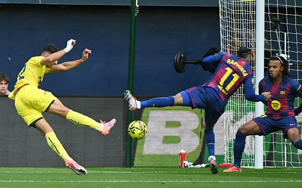 Villarreal vs Barcelona Review: Ayoze Perez attempts a shot during the La Liga match between Villarreal  and Barcelona at La Ceramica on December 21, 2025.
