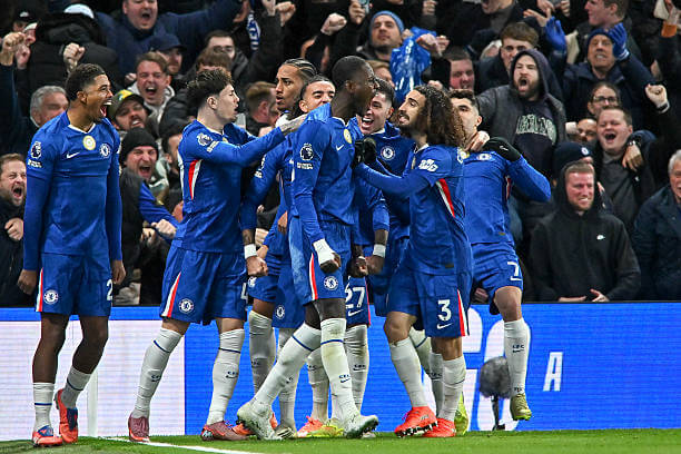 Premier League Roundup, Matchday 13: Trevoh Chalobah celebrates his goal with his teammates during the Premier League match between Chelsea and Arsenal at Stamford Bridge on November 30, 2025.
