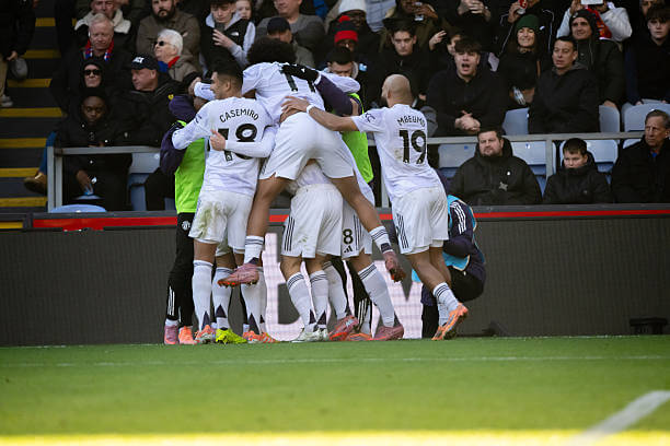 Premier League Roundup, Matchday 13: Manchester United players celebrate during the Premier League match between Crystal Palace and Manchester United at Selhurst Park on November 30, 2025.