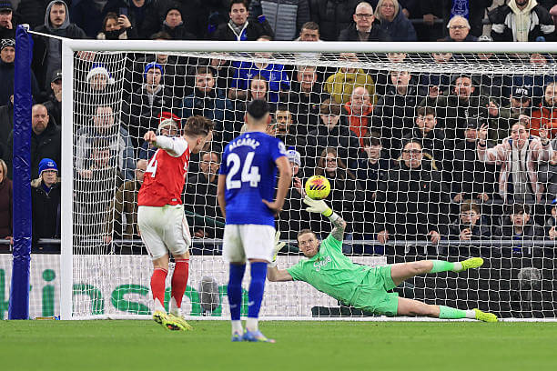 Everton vs Arsenal Review: Viktor Gyokeres scores from the penalty spot during the Premier League match between Everton and Arsenal at the Hill Dickinson Stadium on December 20, 2025.