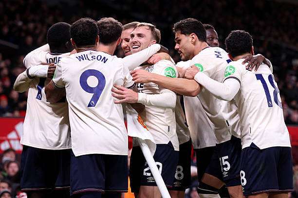 Premier League Roundup, Matchday 14: West Ham players celebrate during the Premier League match between Manchester United and West Ham at Old Trafford on December 04, 2025.