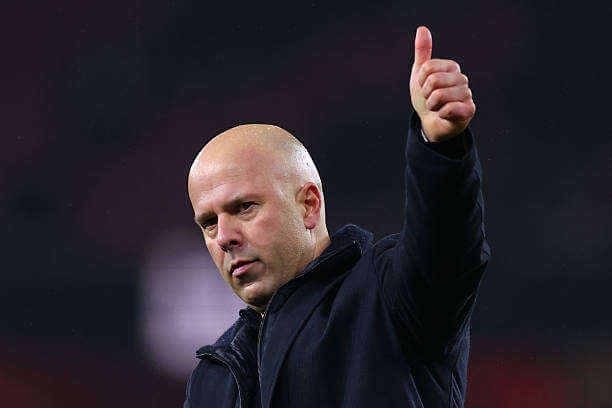 Premier League Roundup, Matchday 21: Arne Slot gives a thumbs up to the fans after the Premier League match between Arsenal and Liverpool at the Emirates Stadium on January 8, 2026.