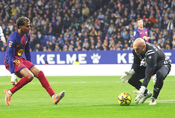 Espanyol vs Barcelona Review: Marko Dmitrovic in action during the La Liga match between Espanyol and Barcelona at the RCDE Stadium on January 03, 2026.